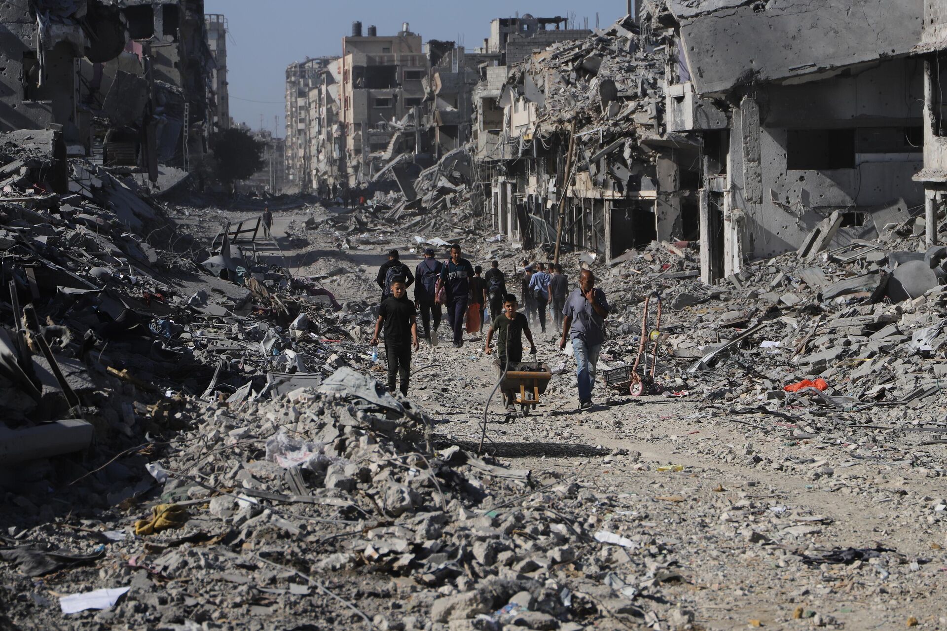 عودة النازحين إلى ركام منازلهم المدمرة تفتح فصلا جديدا للصمود والبقاء في قطاع غزة  - سبوتنيك عربي, 1920, 13.10.2025