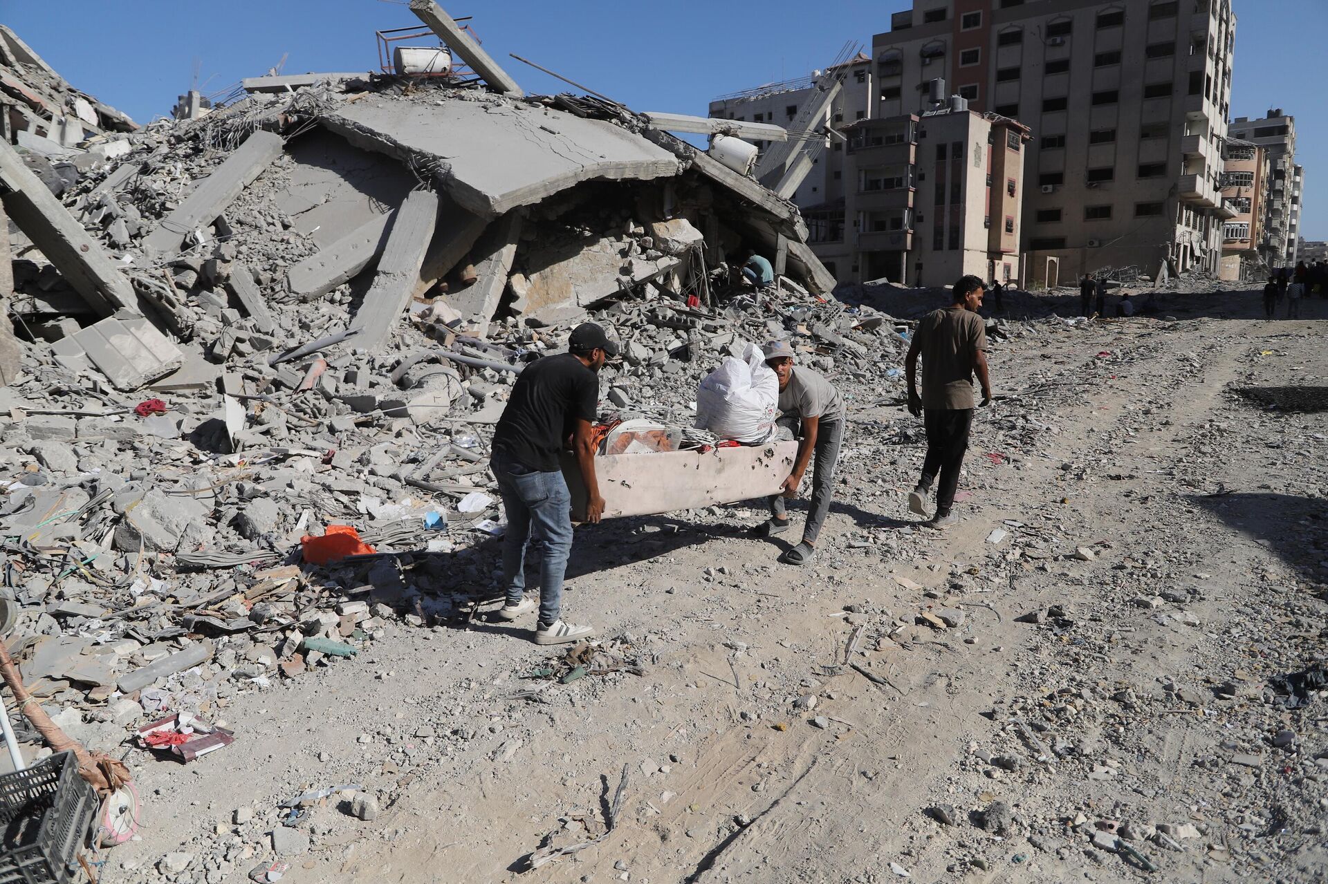 عودة النازحين إلى ركام منازلهم المدمرة تفتح فصلا جديدا للصمود والبقاء في قطاع غزة  - سبوتنيك عربي, 1920, 13.10.2025