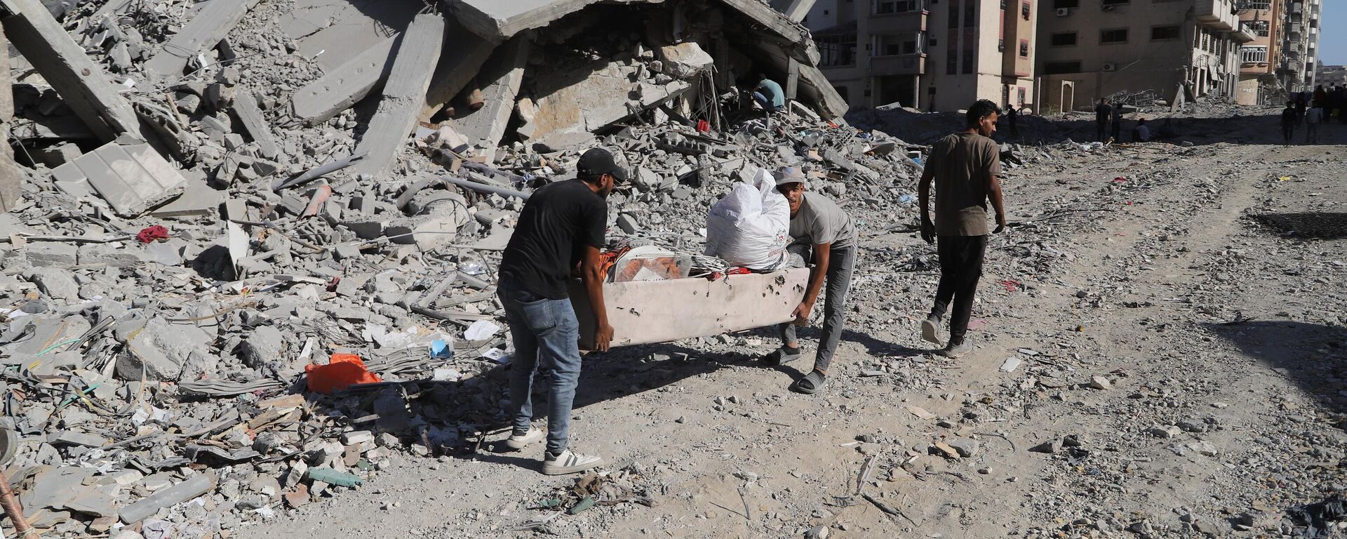 عودة النازحين إلى ركام منازلهم المدمرة تفتح فصلا جديدا للصمود والبقاء في قطاع غزة  - سبوتنيك عربي, 1920, 22.10.2025