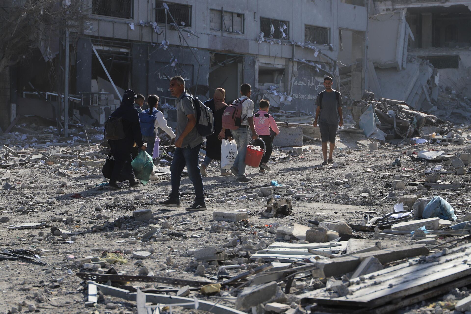 عودة النازحين إلى ركام منازلهم المدمرة تفتح فصلا جديدا للصمود والبقاء في قطاع غزة  - سبوتنيك عربي, 1920, 13.10.2025