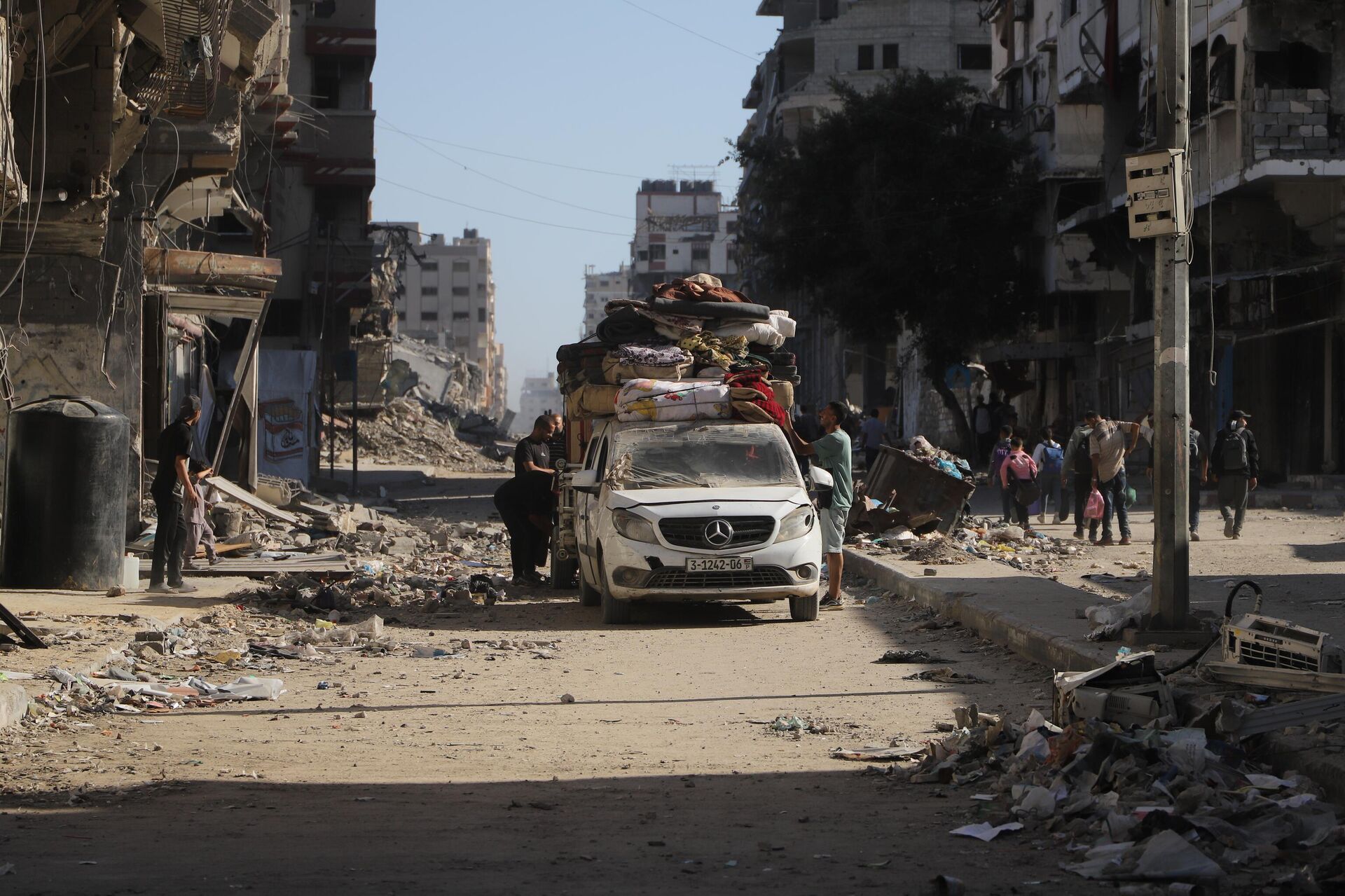 عودة النازحين إلى ركام منازلهم المدمرة تفتح فصلا جديدا للصمود والبقاء في قطاع غزة  - سبوتنيك عربي, 1920, 13.10.2025