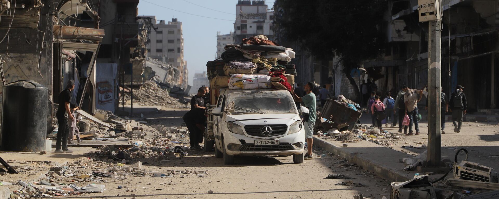 عودة النازحين إلى ركام منازلهم المدمرة تفتح فصلا جديدا للصمود والبقاء في قطاع غزة  - سبوتنيك عربي, 1920, 13.10.2025