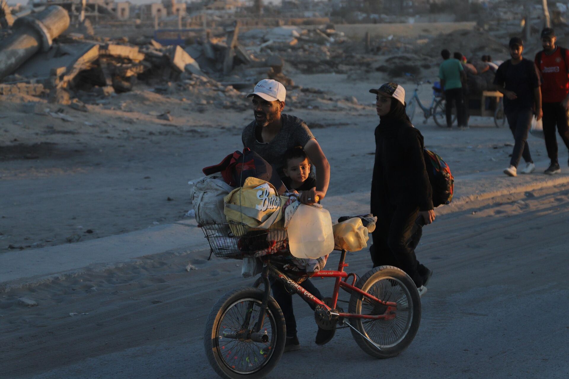 عودة النازحين إلى ركام منازلهم المدمرة تفتح فصلا جديدا للصمود والبقاء في قطاع غزة  - سبوتنيك عربي, 1920, 13.10.2025