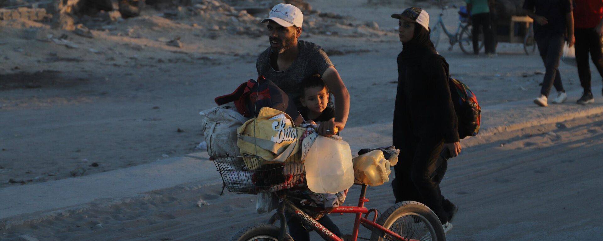 عودة النازحين إلى ركام منازلهم المدمرة تفتح فصلا جديدا للصمود والبقاء في قطاع غزة  - سبوتنيك عربي, 1920, 10.11.2025