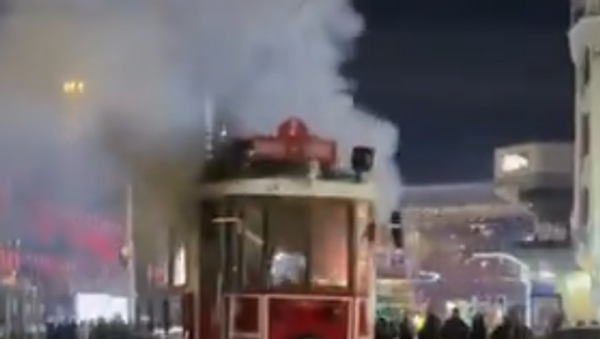 النيران تلتهم قطار تقسيم الأحمر الشهير في إسطنبول - سبوتنيك عربي