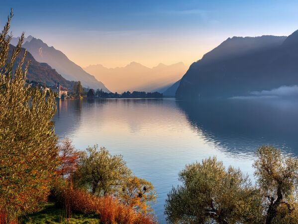 منظر طبيعي خلاب للبحيرة والجبل عند غروب الشمس مع أوراق الخريف، في سويسرا. - سبوتنيك عربي