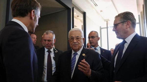 الرئيس الفلسطيني محمود عباس مع الرئيس الفرنسي إيمانويل ماكرون ورئيس وزراء بريطانيا كير ستارمر، على هامش قمة السلام في شرم الشيخ المصرية - سبوتنيك عربي