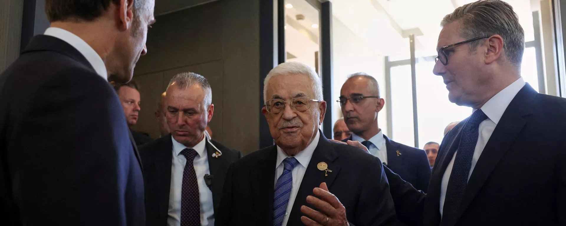 الرئيس الفلسطيني محمود عباس مع الرئيس الفرنسي إيمانويل ماكرون ورئيس وزراء بريطانيا كير ستارمر، على هامش قمة السلام في شرم الشيخ المصرية - سبوتنيك عربي, 1920, 11.11.2025