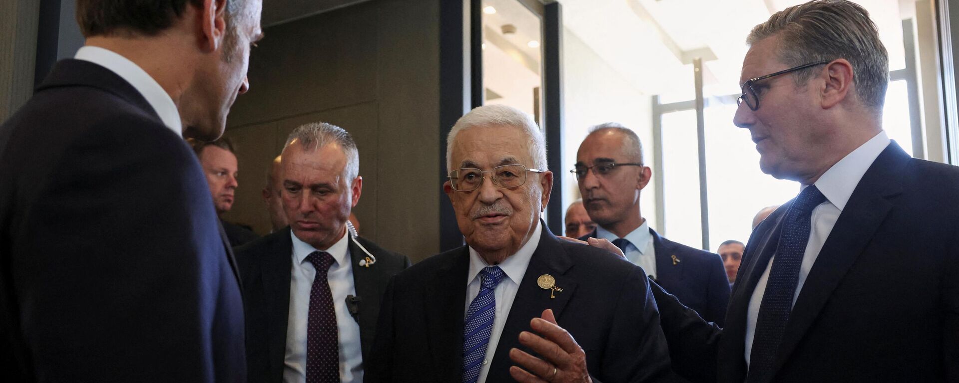 الرئيس الفلسطيني محمود عباس مع الرئيس الفرنسي إيمانويل ماكرون ورئيس وزراء بريطانيا كير ستارمر، على هامش قمة السلام في شرم الشيخ المصرية - سبوتنيك عربي, 1920, 11.11.2025