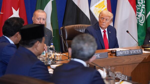 الرئيس دونالد ترامب يستمع خلال اجتماع متعدد الأطراف مع قادة قطر والأردن وتركيا وباكستان وإندونيسيا في الأمم المتحدة - سبوتنيك عربي