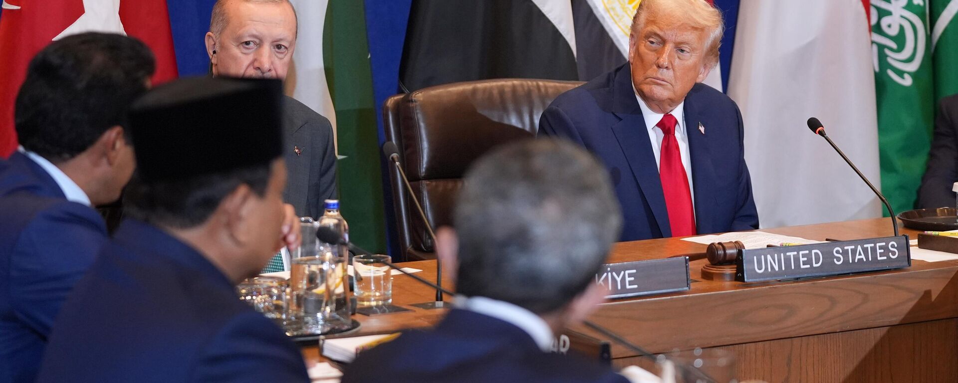 الرئيس دونالد ترامب يستمع خلال اجتماع متعدد الأطراف مع قادة قطر والأردن وتركيا وباكستان وإندونيسيا في الأمم المتحدة - سبوتنيك عربي, 1920, 14.10.2025