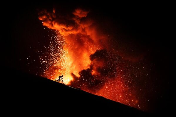 رياضة في الميدان.  كيليان برون يركب دراجته أمام ثوران بركان فويغو الهائل، حيث استمر الثوران، وهو الأكبر منذ أربع سنوات، طوال الليل دون انقطاع.قذفت الحمم البركانية حتى ارتفاع 500 متر في الهواء، وكان البركان على بعد نحو كيلومترين فقط من الراكب.  بركان فويغو (غواتيمالا) -جي بي لياوتارد  - سبوتنيك عربي