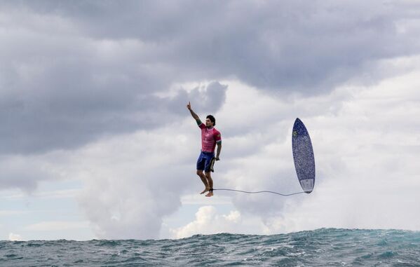 الرياضة في الميدان - لحظة ذهبية. يعرب راكب الأمواج البرازيلي غابرييل ميدينا عن امتنانه لتحقيقه أعلى نتيجة في تاريخ ركوب الأمواج الأولمبي في تيهوبو، بولينيزيا الفرنسية، خلال أولمبياد 2024. بعد ركوب موجة هائلة، ينسجم جسده المسترخي تمامًا مع لوح التزلج، المتصل به بواسطة المقود. إن الشعور بتوقف الزمن، حيث يبدو الرياضي وكأنه يطفو وقدماه مستريحتان على سجادة من السحب، يضفي على الصورة جوا سرياليا. تاهيتي (بولينيزيا الفرنسية) جيروم بروييه - سبوتنيك عربي