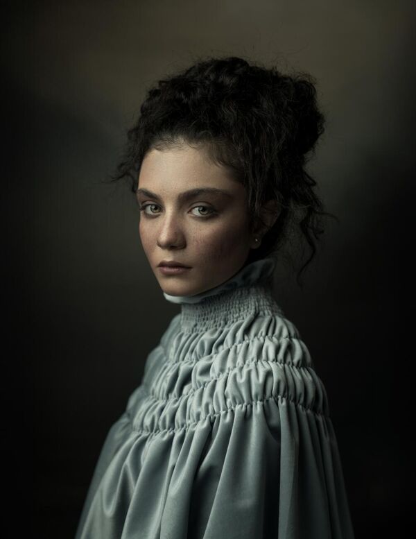 وجوه وشخصيات آسرة. تصوير يشبه البورتريه &quot;دمية&quot;. قد لا تكون هذه النظرة الموجهة للأشخاص إلى الأشياء صحيحة، لكنها تعكس طبيعة التصوير الفوتوغرافي ولذلك سميت هذه الصورة &quot;دمية&quot;. طهران، إيران. محمد بهشتي. - سبوتنيك عربي