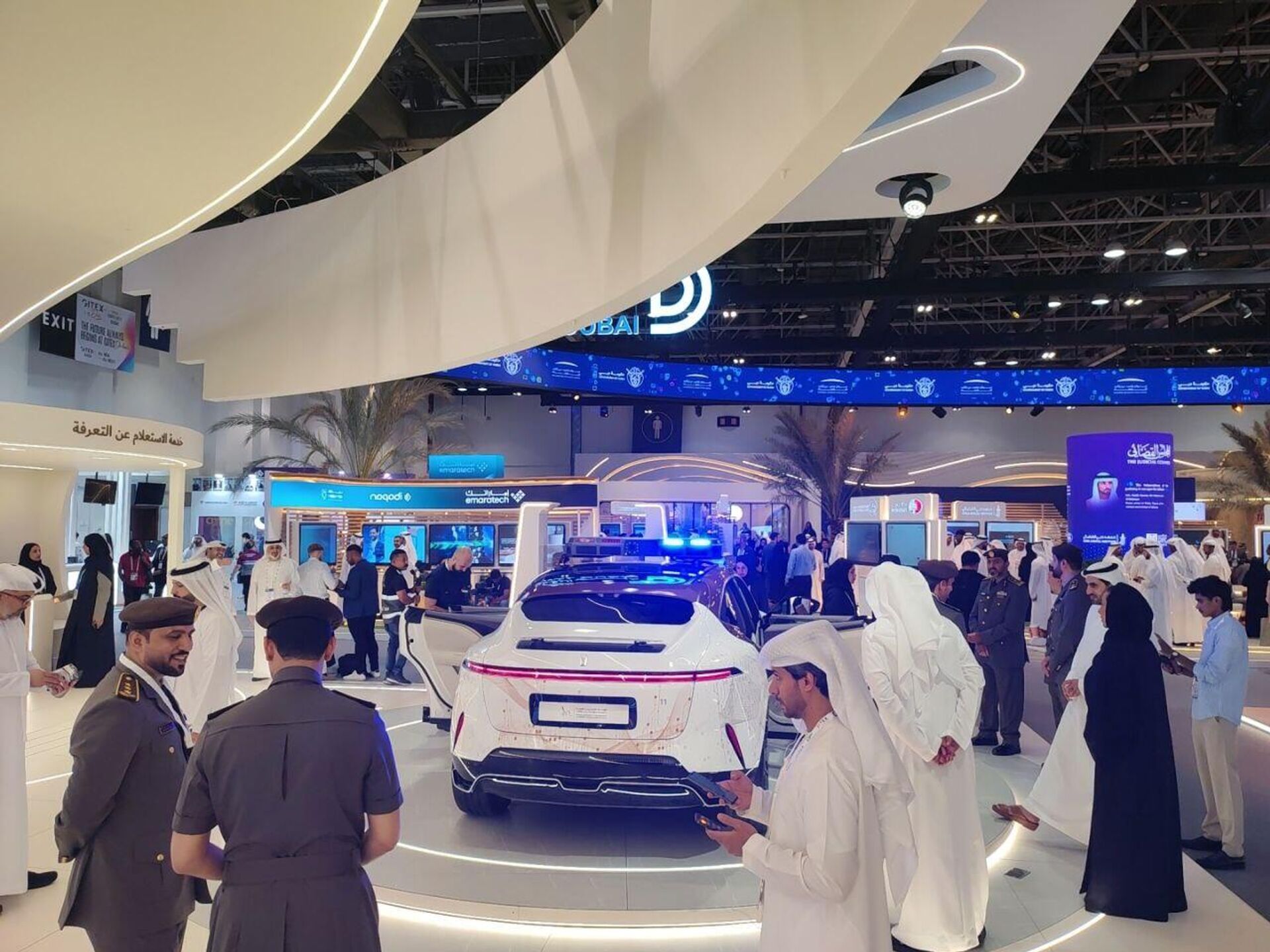 الهيئة الاتحادية للهوية والجنسية الإماراتية تستعرض مركبة التفتيش الذكي في جيتكس 2025 - سبوتنيك عربي, 1920, 15.10.2025