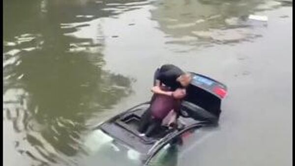 مشهد بطولي... شاب يغامر بحياته لنجدة سائق سيارة تغرق - سبوتنيك عربي