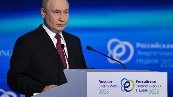 الرئيس الروسي فلاديمير بوتين، في الجلسة العامة للمنتدى الدولي أسبوع الطاقة الروسي في العاصمة موسكو - سبوتنيك عربي