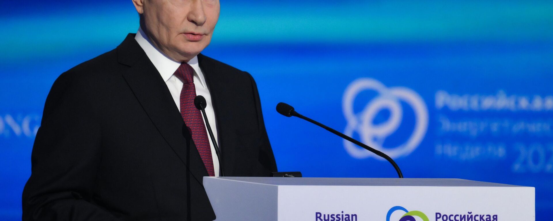 الرئيس الروسي فلاديمير بوتين، في الجلسة العامة للمنتدى الدولي أسبوع الطاقة الروسي في العاصمة موسكو - سبوتنيك عربي, 1920, 16.10.2025