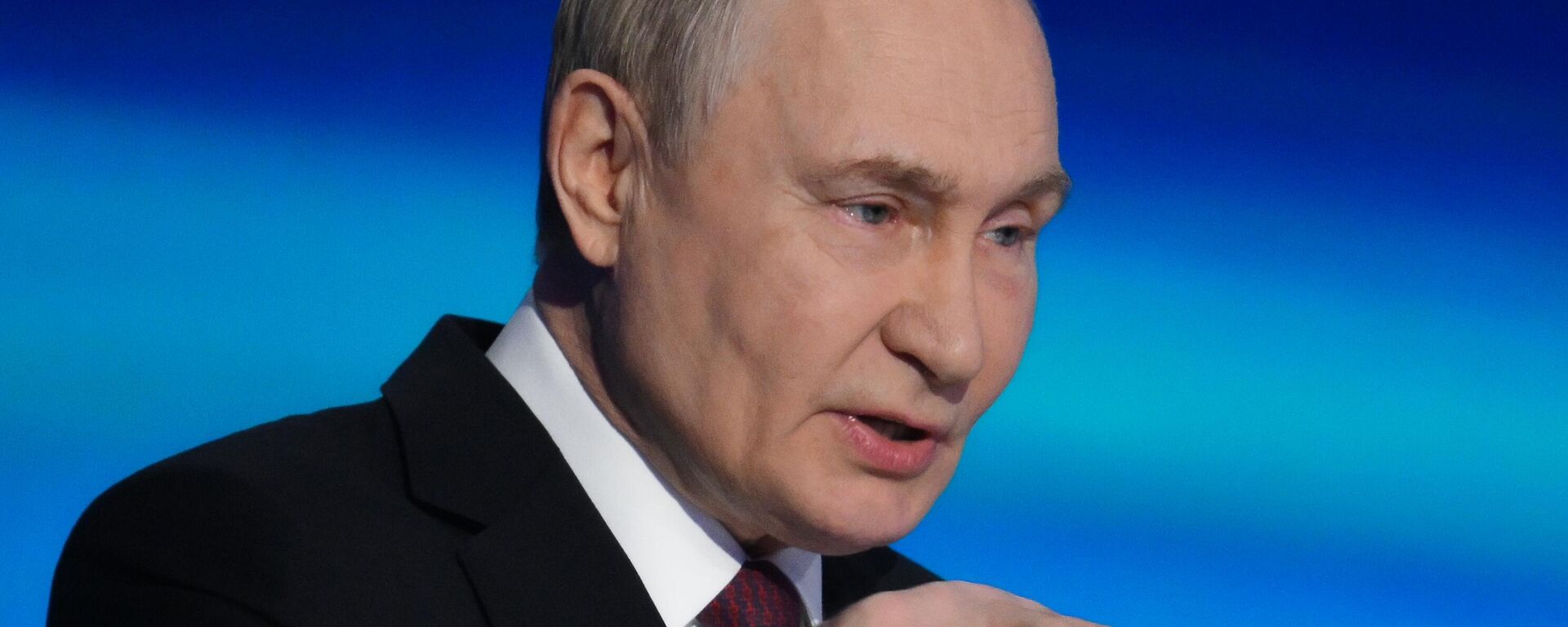 بوتين يلقي كلمة في المنتدى الدولي أسبوع الطاقة الروسي - سبوتنيك عربي, 1920, 16.10.2025