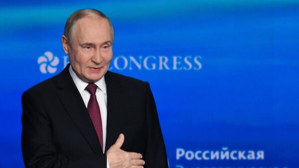 بوتين يلقي كلمة في المنتدى الدولي أسبوع الطاقة الروسي - سبوتنيك عربي