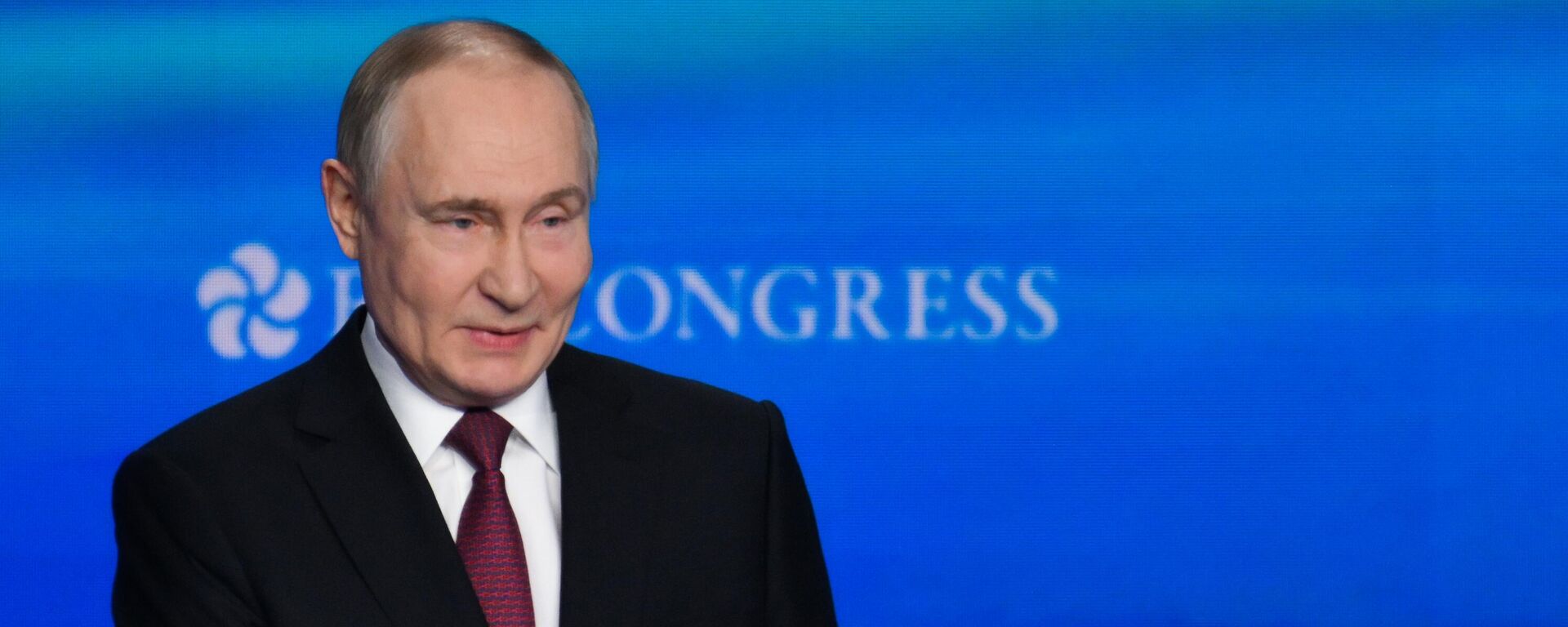 بوتين يلقي كلمة في المنتدى الدولي أسبوع الطاقة الروسي - سبوتنيك عربي, 1920, 23.10.2025