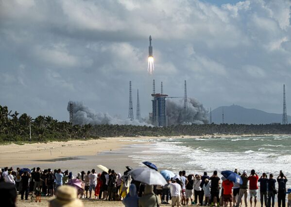 لحظة إطلاق صاروخ من طراز &quot;لونغ مارش-8 أي&quot;، الذي يحمل مجموعة من أقمار الإنترنت الصناعية، من موقع إطلاق المركبات الفضائية التجارية في الصين - سبوتنيك عربي