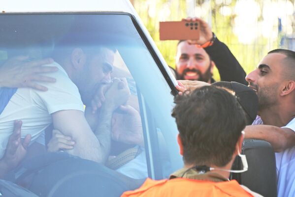 لحظة وصول الرهينة الإسرائيلي سيغيف كالفون، الذي كان موجودًا لدى حركة حماس الفلسطينية، إلى مركز &quot;حاييم شيبا&quot; الطبي، بموجب اتفاق وقف إطلاق النار بين إسرائيل و&quot;حماس&quot; - سبوتنيك عربي