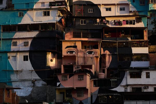 واجهات منازل مزينة بصورة الطبيب خوسيه غريغوريو هيرنانديز الملقب بـ&quot;طبيب الفقراء&quot;، في حي &quot;بيتاري&quot; بكاراكاس، في فنزويلا - سبوتنيك عربي