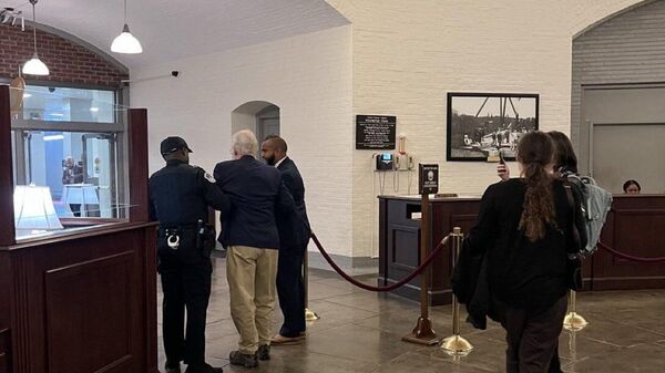 سقوط لسيناتور أمريكي على الأرض يثير الجدل حول أعمار السياسيين في الكونغرس - سبوتنيك عربي