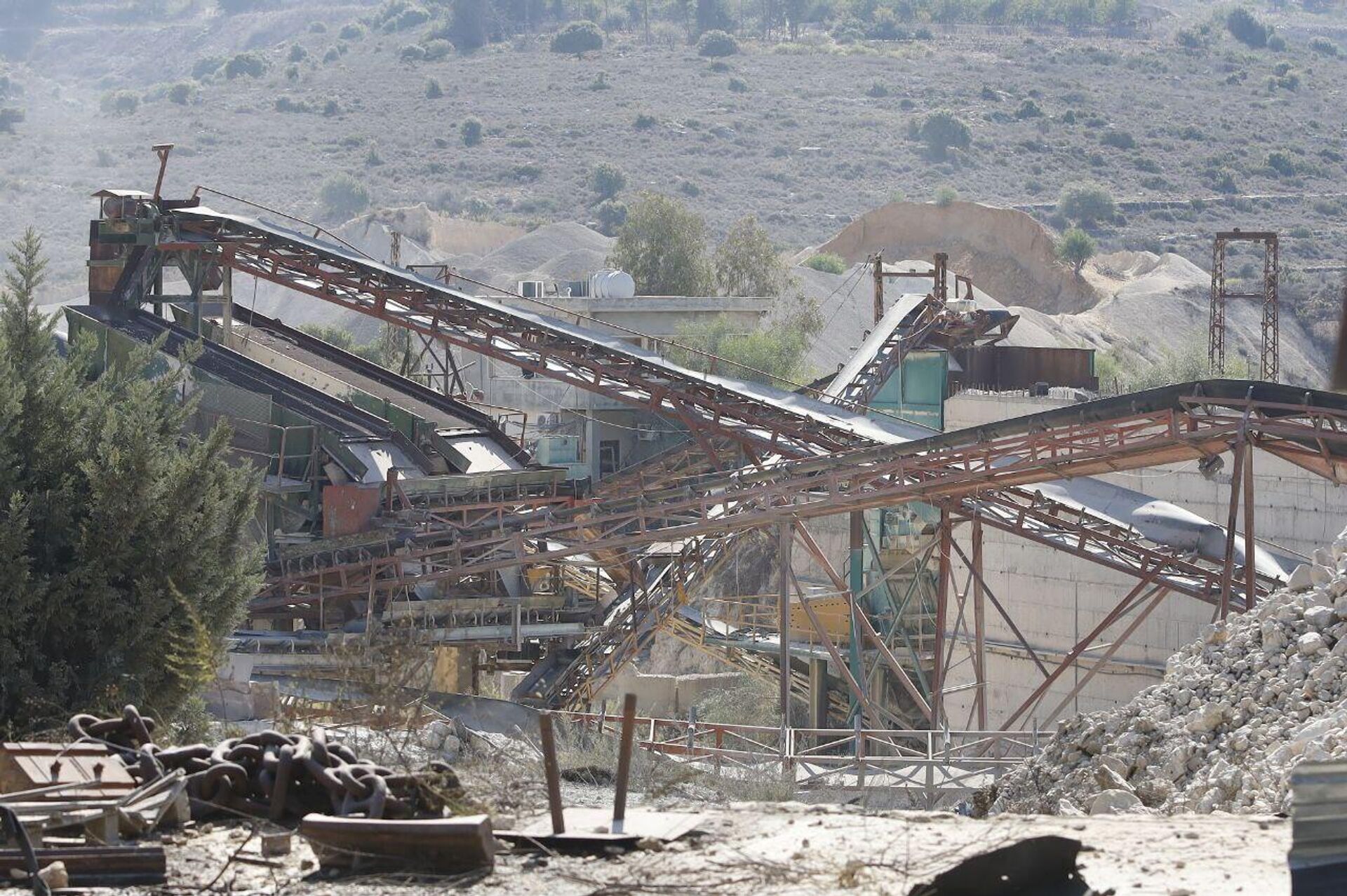 غارات إسرائيلية مدمّرة تطال معمل إسمنت ومجبل زفت في الجنوب اللبناني - سبوتنيك عربي, 1920, 17.10.2025