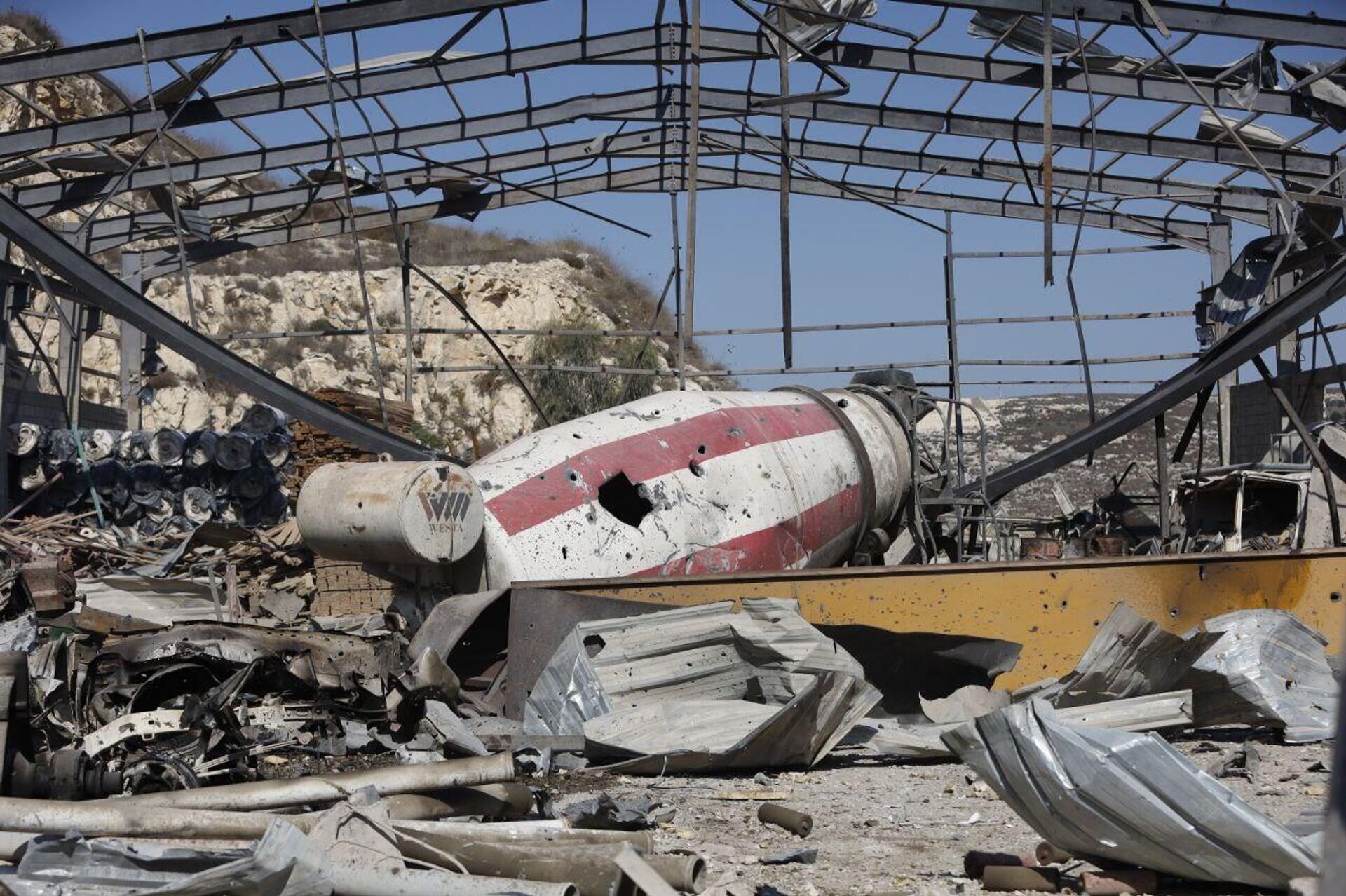 غارات إسرائيلية مدمّرة تطال معمل إسمنت ومجبل زفت في الجنوب اللبناني - سبوتنيك عربي, 1920, 17.10.2025