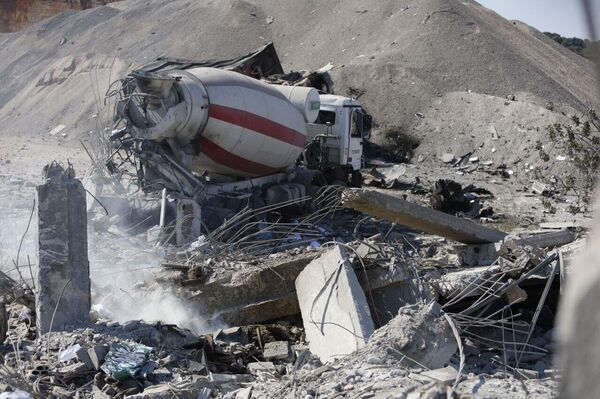 غارات إسرائيلية مدمّرة تستهدف معمل إسمنت ومجبل زفت في الجنوب اللبنانيي - سبوتنيك عربي