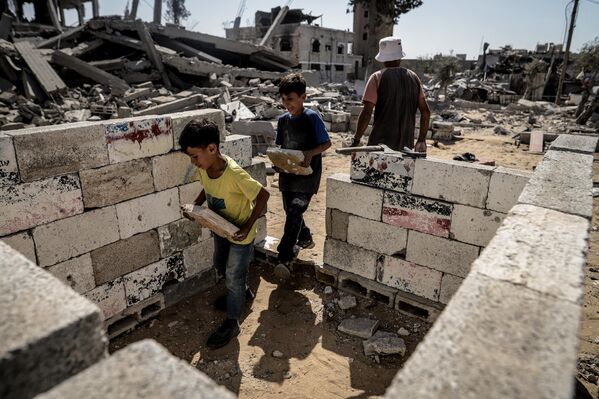 عائلة &quot;الغصين&quot; تبدأ بإعادة بناء منزلها المدمر في حي &quot;الشيخ رضوان&quot; شمال مدينة غزة، بعد انسحاب الجيش الإسرائيلي من المدينة - سبوتنيك عربي