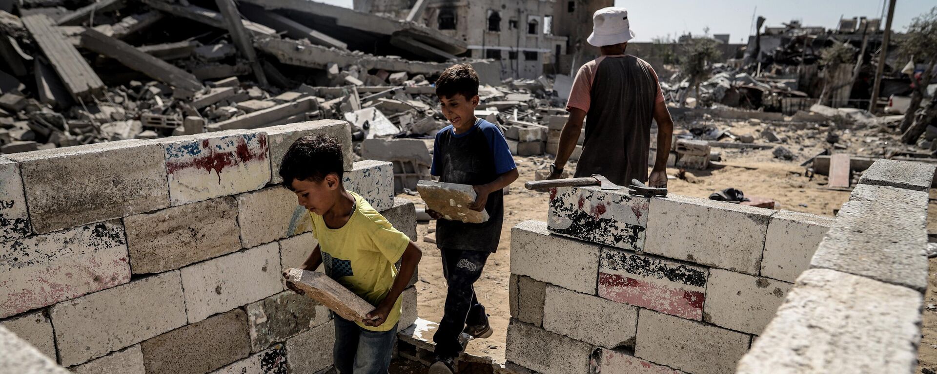 عائلة الغصين تبدأ بإعادة بناء منزلها المدمر في حي الشيخ رضوان شمال مدينة غزة، بعد انسحاب جيش الاحتلال الإسرائيلي من المدينة. - سبوتنيك عربي, 1920, 17.10.2025