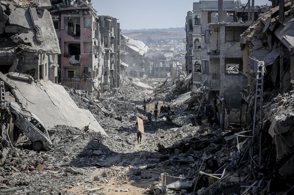 عائلة &quot;الغصين&quot; تبدأ بإعادة بناء منزلها المدمر في حي &quot;الشيخ رضوان&quot; شمال مدينة غزة، بعد انسحاب الجيش الإسرائيلي من المدينة - سبوتنيك عربي