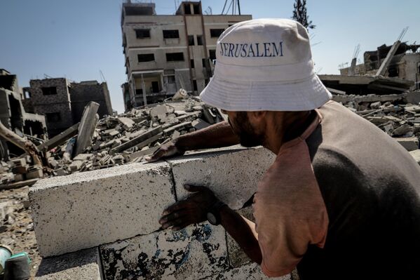 عائلة &quot;الغصين&quot; تبدأ بإعادة بناء منزلها المدمر في حي &quot;الشيخ رضوان&quot; شمال مدينة غزة، بعد انسحاب الجيش الإسرائيلي من المدينة - سبوتنيك عربي