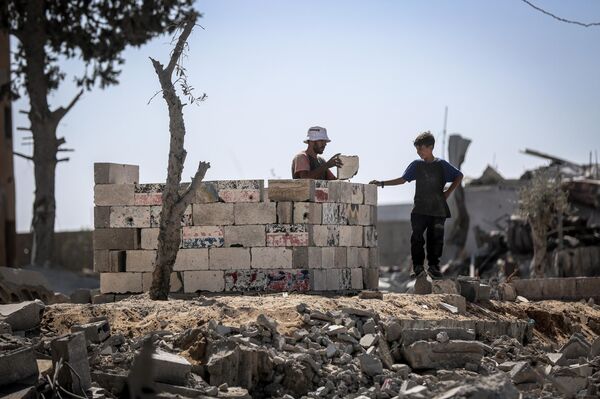 عائلة &quot;الغصين&quot; تبدأ بإعادة بناء منزلها المدمر في حي &quot;الشيخ رضوان&quot; شمال مدينة غزة، بعد انسحاب الجيش الإسرائيلي من المدينة - سبوتنيك عربي