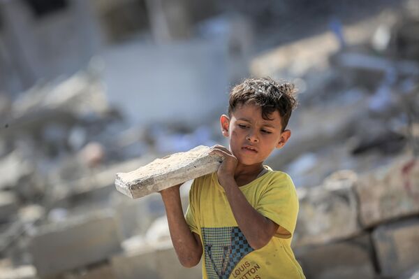 عائلة &quot;الغصين&quot; تبدأ بإعادة بناء منزلها المدمر في حي &quot;الشيخ رضوان&quot; شمال مدينة غزة، بعد انسحاب الجيش الإسرائيلي من المدينة - سبوتنيك عربي