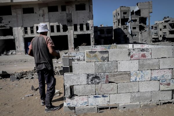 عائلة &quot;الغصين&quot; تبدأ بإعادة بناء منزلها المدمر في حي &quot;الشيخ رضوان&quot; شمال مدينة غزة، بعد انسحاب الجيش الإسرائيلي من المدينة - سبوتنيك عربي