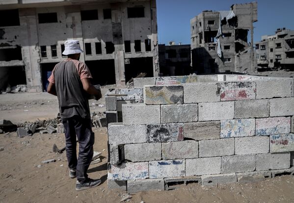 عائلة &quot;الغصين&quot; تبدأ بإعادة بناء منزلها المدمر في حي &quot;الشيخ رضوان&quot; شمال مدينة غزة، بعد انسحاب الجيش الإسرائيلي من المدينة - سبوتنيك عربي