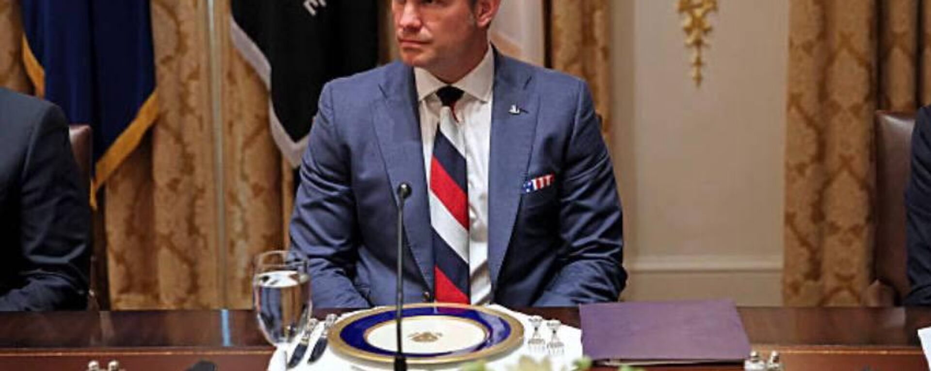 وزير الدفاع الأمريكي، بيت هيغسيث يرتدي ربطة عنق بألوان العلم الروسي - سبوتنيك عربي, 1920, 07.11.2025