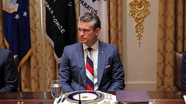 وزير الدفاع الأمريكي، بيت هيغسيث يرتدي ربطة عنق بألوان العلم الروسي - سبوتنيك عربي