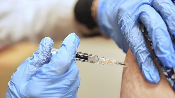 صيدلي يعطي جرعة من لقاح الكزاز والدفتيريا والسعال الديكي لمريض، ميامي، 9 سبتمبر/ أيلول 2025 - سبوتنيك عربي