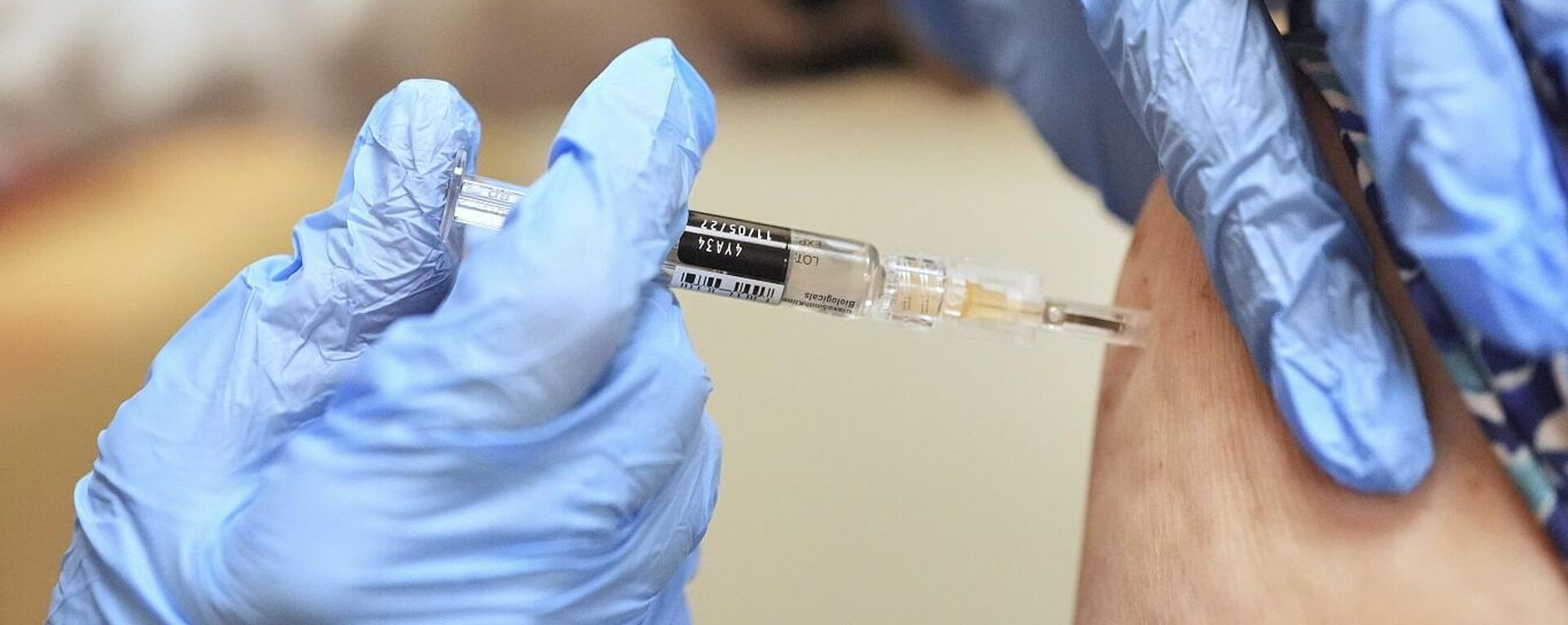 صيدلي يعطي جرعة من لقاح الكزاز والدفتيريا والسعال الديكي لمريض، ميامي، 9 سبتمبر/ أيلول 2025 - سبوتنيك عربي, 1920, 25.02.2026