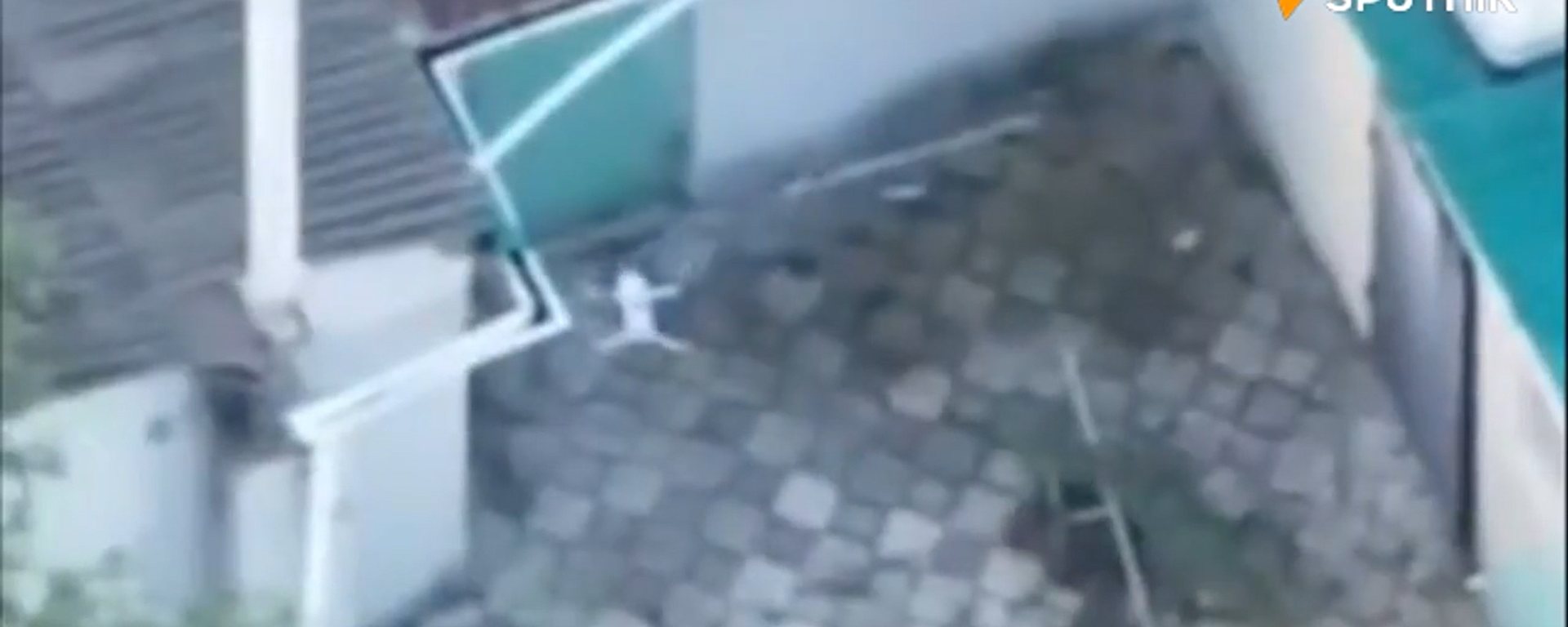 لحظة استهداف مسيرة روسية لمركز تحكم بالطائرات الأوكرانية دون طيار - سبوتنيك عربي, 1920, 18.10.2025