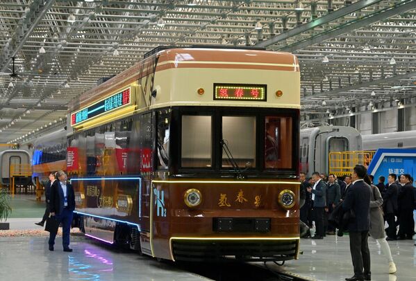 الجزء الخارجي من أول قطار سياحي يعمل بالهيدروجين في مقاطعة جيلين الصينية - سبوتنيك عربي