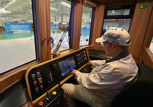 سائق يوضح كيفية تشغيل أول قطار سياحي يعمل بالهيدروجين في مقاطعة جيلين الصينية - سبوتنيك عربي