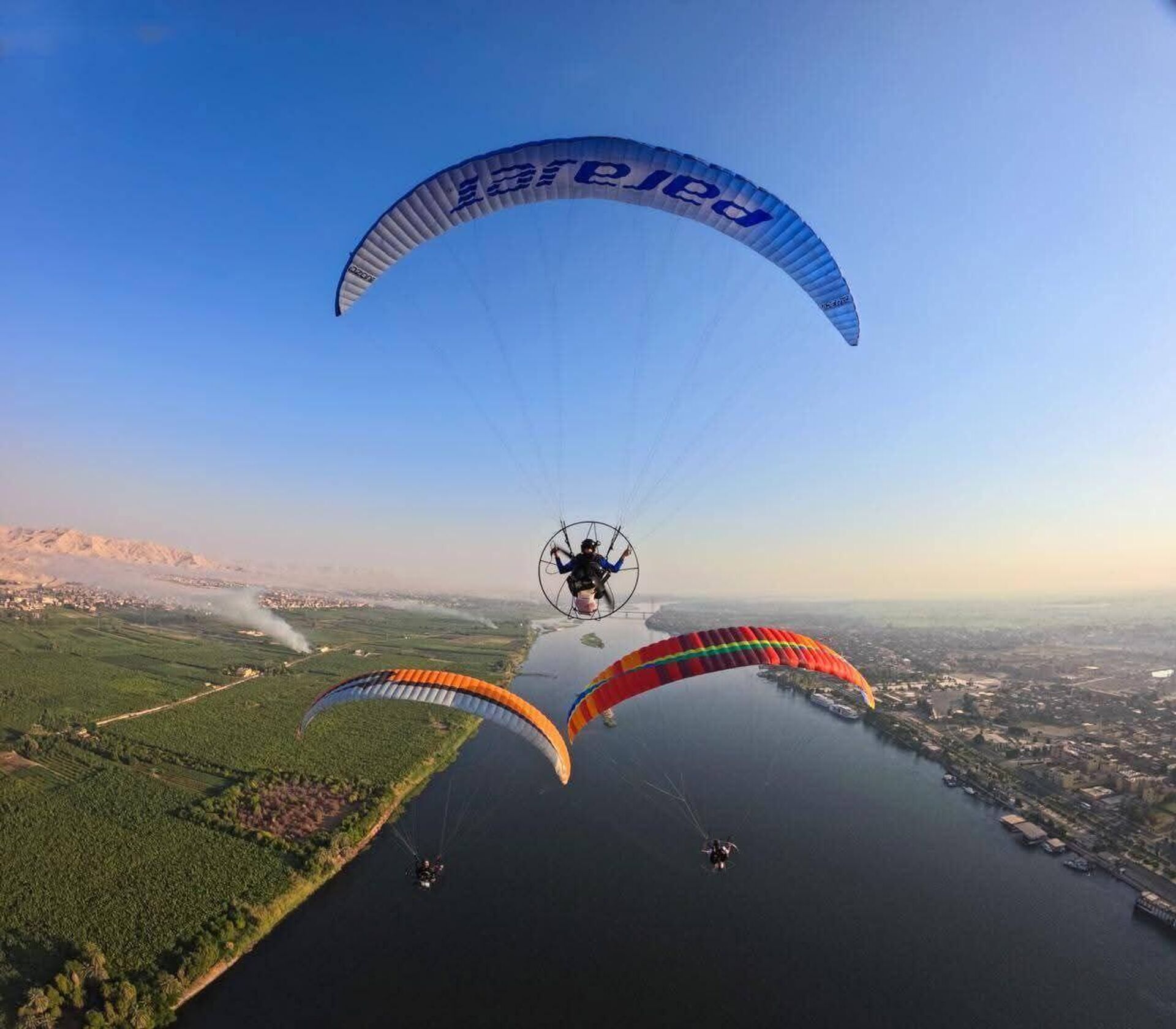 مهرجان الباراموتور يزين سماء الأقصر المصرية - سبوتنيك عربي, 1920, 18.10.2025