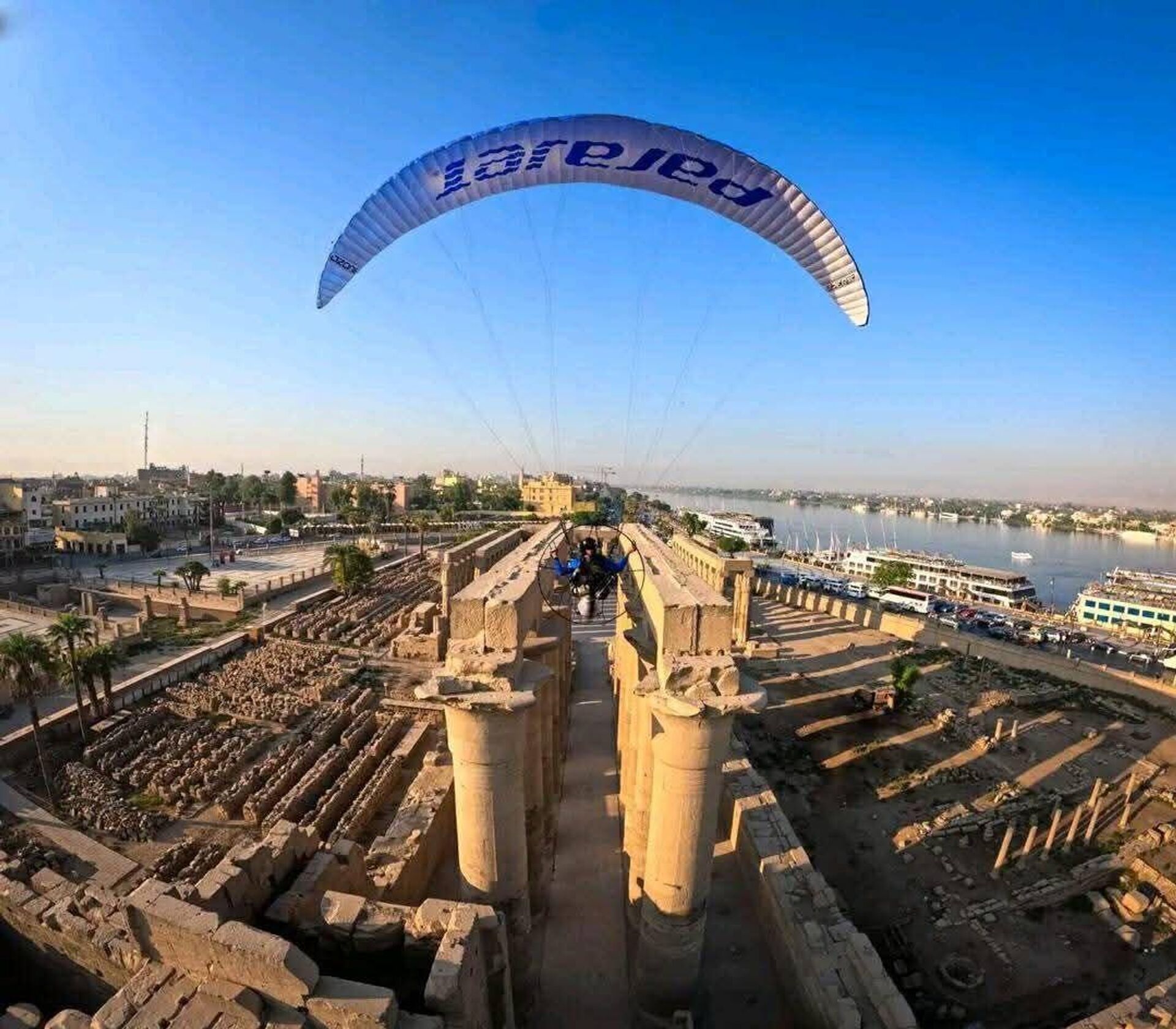 مهرجان الباراموتور يزين سماء الأقصر المصرية - سبوتنيك عربي, 1920, 18.10.2025