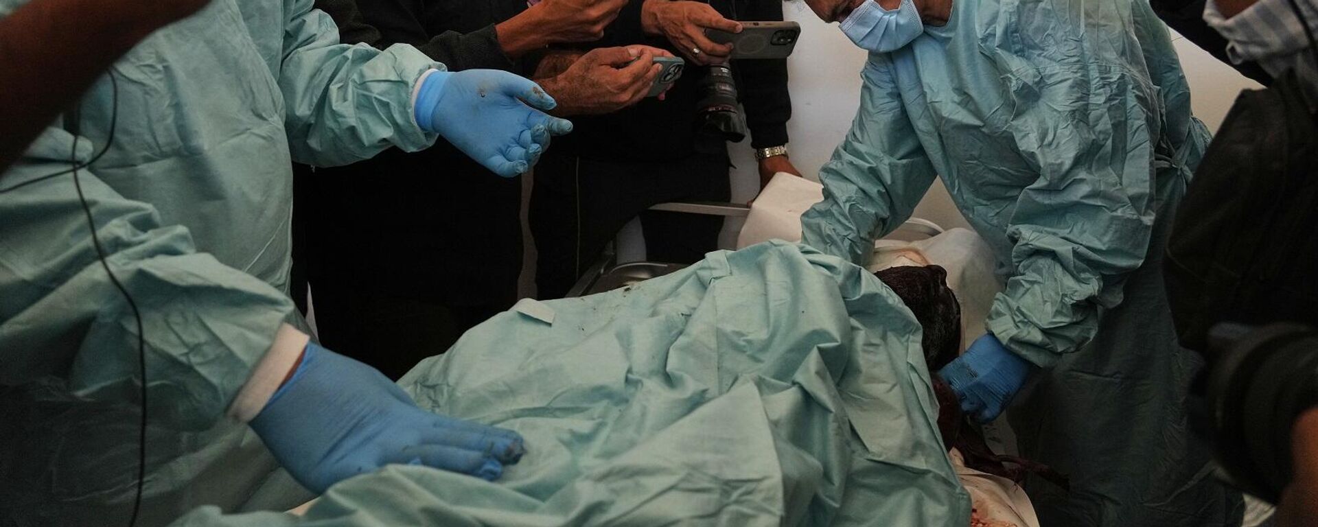 أطباء فلسطينيون يفحصون جثث فلسطينيين احتجزتهم إسرائيل خلال الحرب، كجزء من عملية التعرف على هوياتهم في مستشفى ناصر في خان يونس جنوب قطاع غزة، 18 أكتوبر/ تشرين الأول 2025 - سبوتنيك عربي, 1920, 20.10.2025